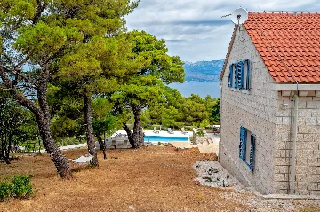 Seaside Family Villa with Pool in Pučišća