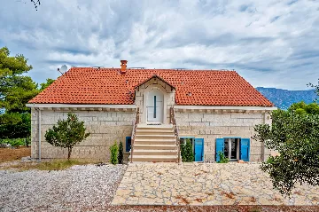 Seaside Family Villa with Pool in Pučišća