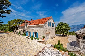 Seaside Family Villa with Pool in Pučišća