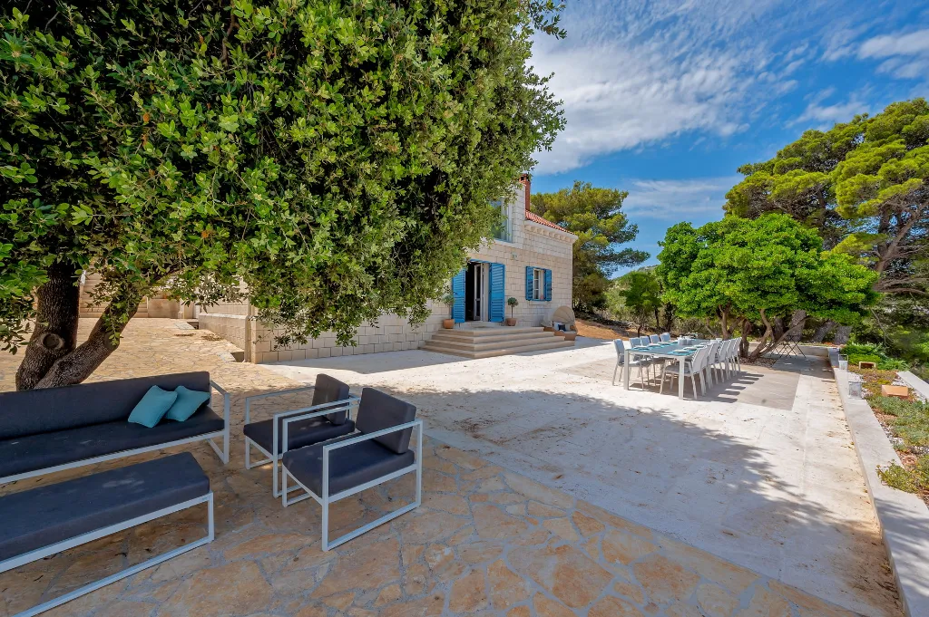 Seaside Family Villa with Pool in Pučišća
