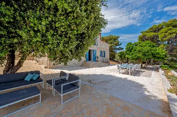 Seaside Family Villa with Pool in Pučišća