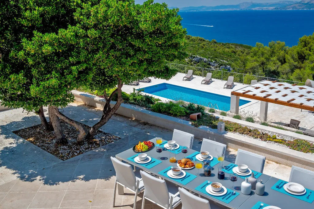 Seaside Family Villa with Pool in Pučišća