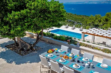 Seaside Family Villa with Pool in Pučišća