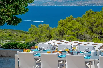 Seaside Family Villa with Pool in Pučišća