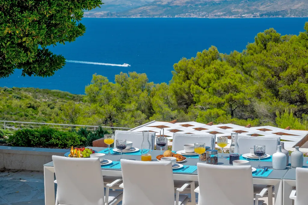 Seaside Family Villa with Pool in Pučišća