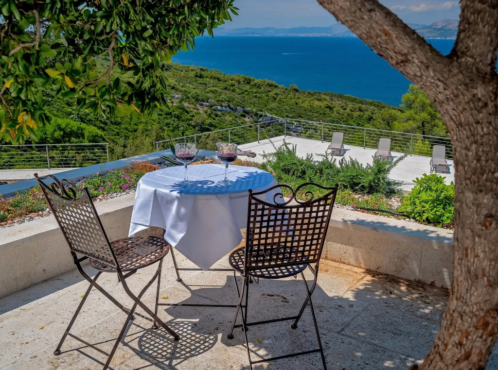 Seaside Family Villa with Pool in Pučišća