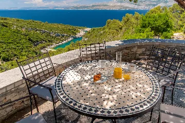 Seaside Family Villa with Pool in Pučišća