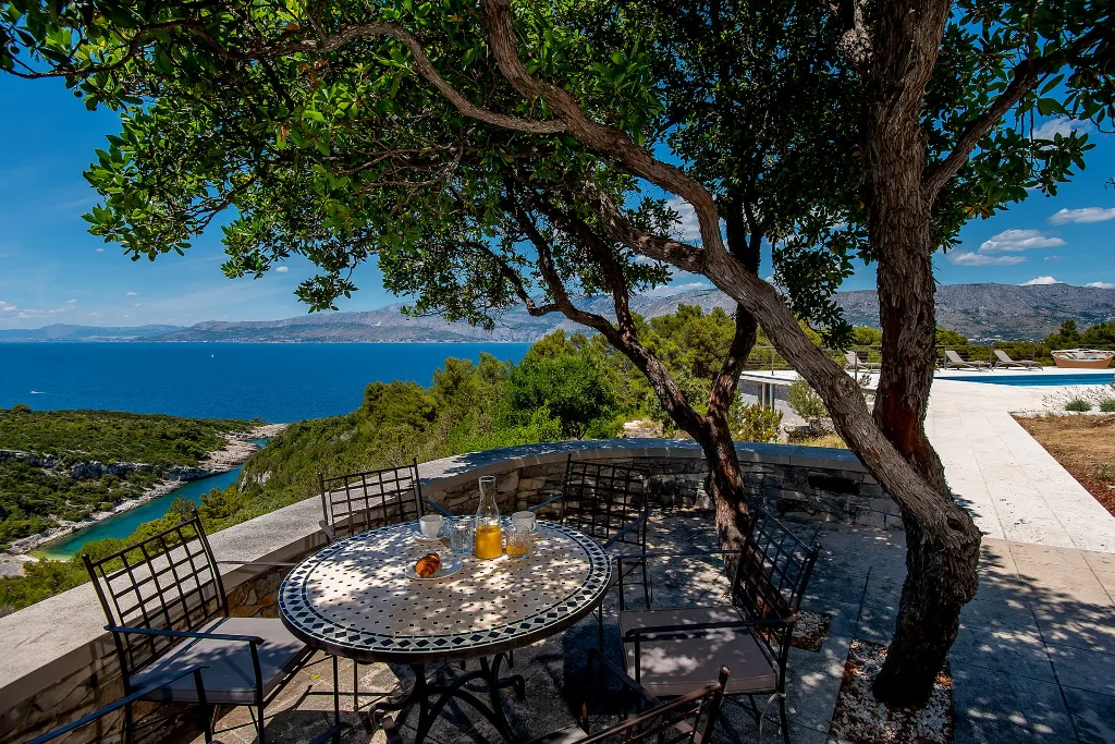 Seaside Family Villa with Pool in Pučišća