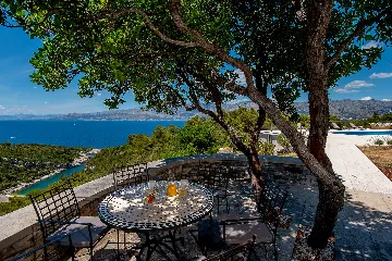 Seaside Family Villa with Pool in Pučišća