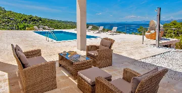 Seaside Family Villa with Pool in Pučišća