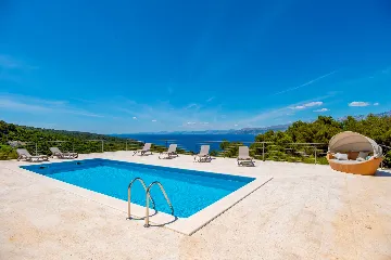 Seaside Family Villa with Pool in Pučišća
