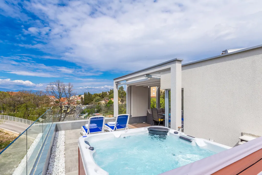 Modern Villa with Heated Pool in Malinska