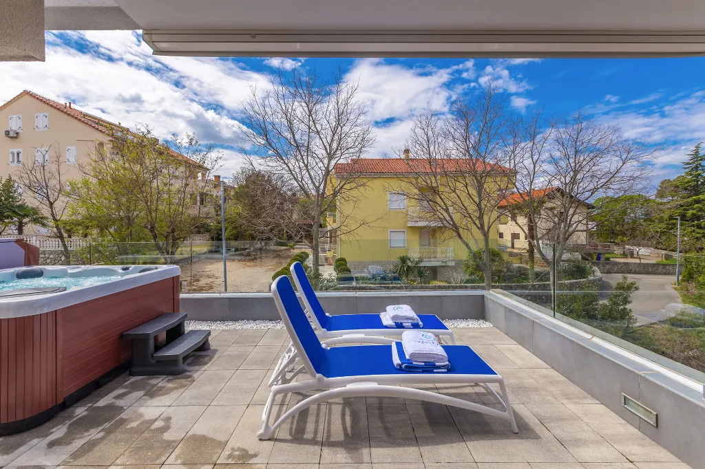 Modern Villa with Heated Pool in Malinska