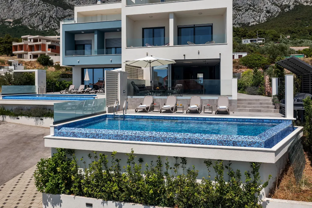 Modern Villa Retreat with Infinity Pool, Makarska