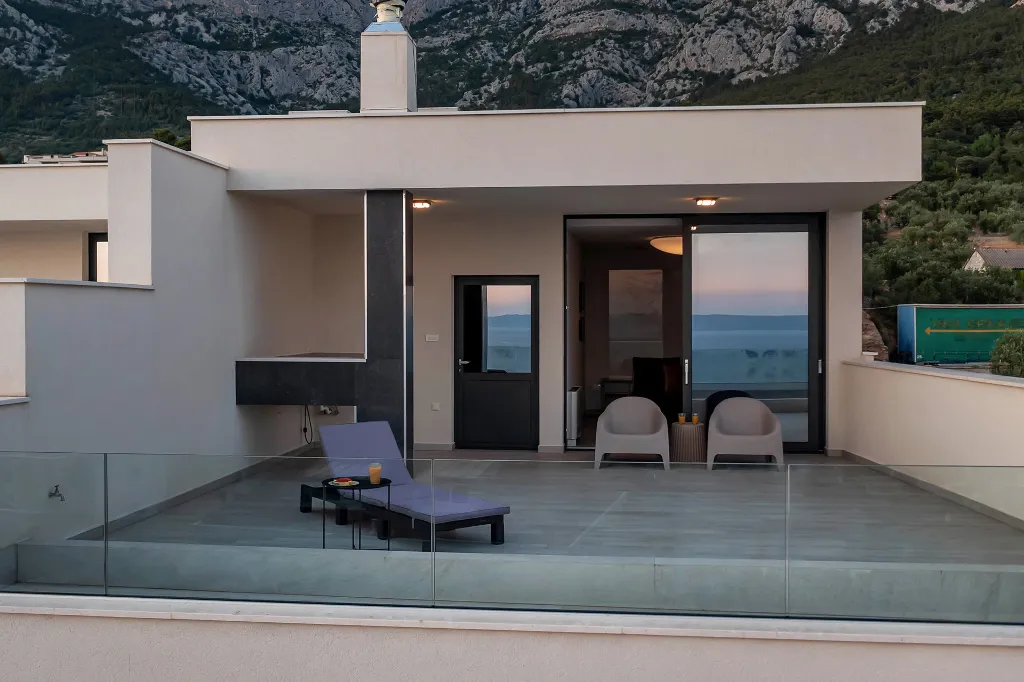 Modern Villa Retreat with Infinity Pool, Makarska
