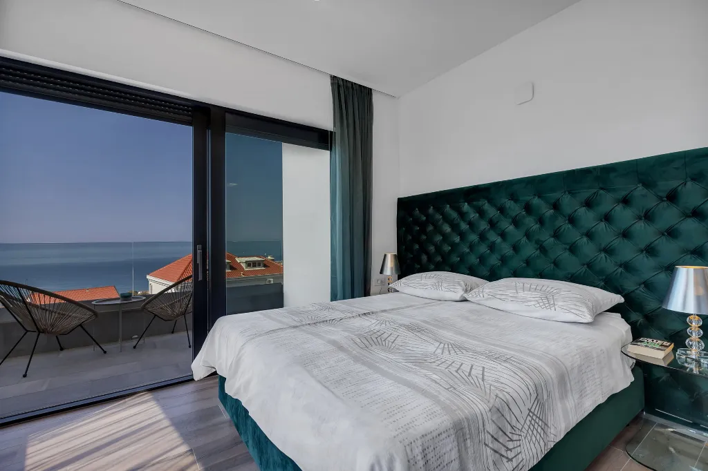 Modern Villa Retreat with Infinity Pool, Makarska