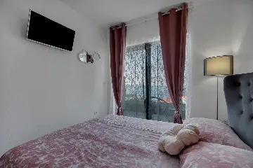 Modern Villa Retreat with Infinity Pool, Makarska