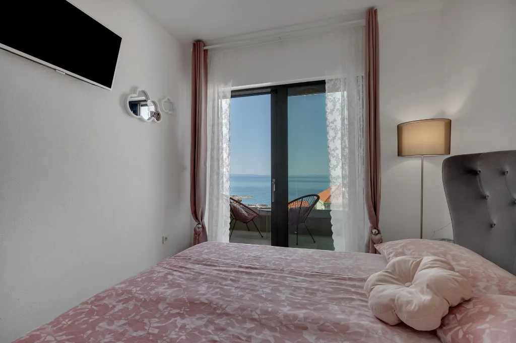 Modern Villa Retreat with Infinity Pool, Makarska
