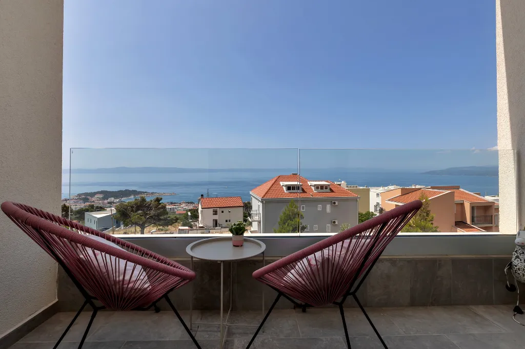 Modern Villa Retreat with Infinity Pool, Makarska