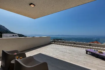Modern Villa Retreat with Infinity Pool, Makarska
