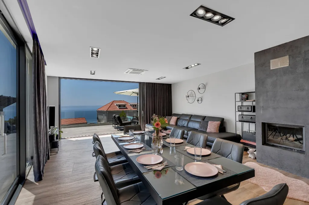 Modern Villa Retreat with Infinity Pool, Makarska