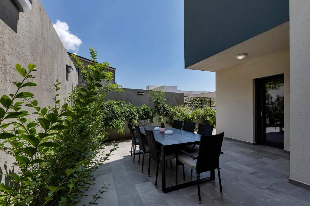 Modern Villa Retreat with Infinity Pool, Makarska