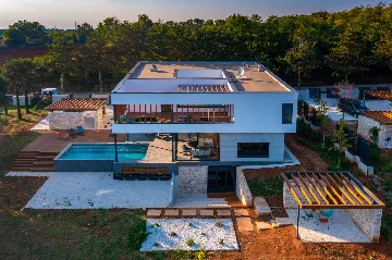 Contemporary Holiday Villa with Pool in Svetvinčenat