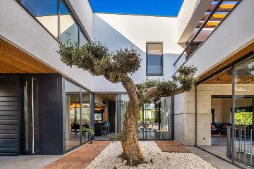 Contemporary Holiday Villa with Pool in Svetvinčenat