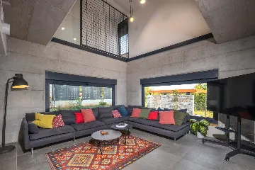 Contemporary Holiday Villa with Pool in Svetvinčenat