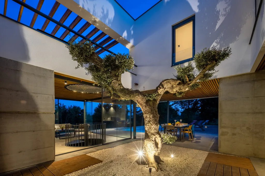 Contemporary Holiday Villa with Pool in Svetvinčenat