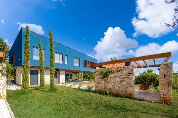 Spacious Villa with Heated Pool in Svetvinčenat