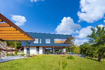 Spacious Villa with Heated Pool in Svetvinčenat