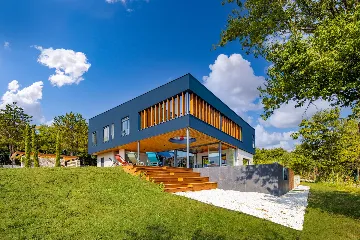 Spacious Villa with Heated Pool in Svetvinčenat