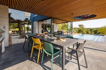 Spacious Villa with Heated Pool in Svetvinčenat