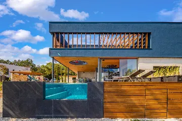 Spacious Villa with Heated Pool in Svetvinčenat