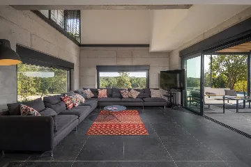 Spacious Villa with Heated Pool in Svetvinčenat