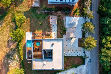 Spacious Villa with Heated Pool in Svetvinčenat