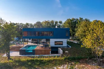 Spacious Villa with Heated Pool in Svetvinčenat