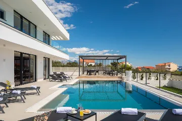 Modern 6-Bedroom Villa with Pool in Kaštel Kambelovac