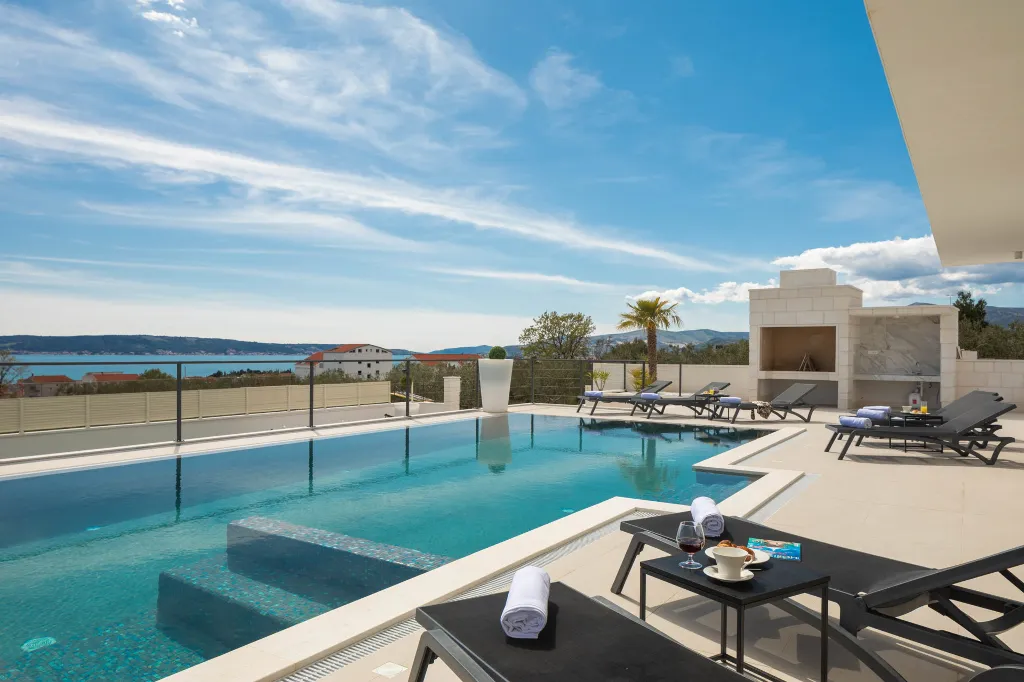 Modern 6-Bedroom Villa with Pool in Kaštel Kambelovac