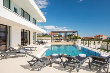 Modern 6-Bedroom Villa with Pool in Kaštel Kambelovac
