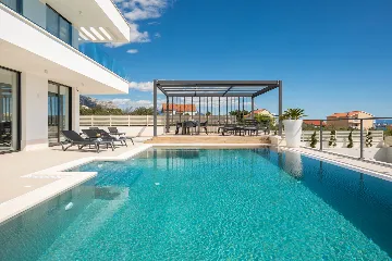 Modern 6-Bedroom Villa with Pool in Kaštel Kambelovac