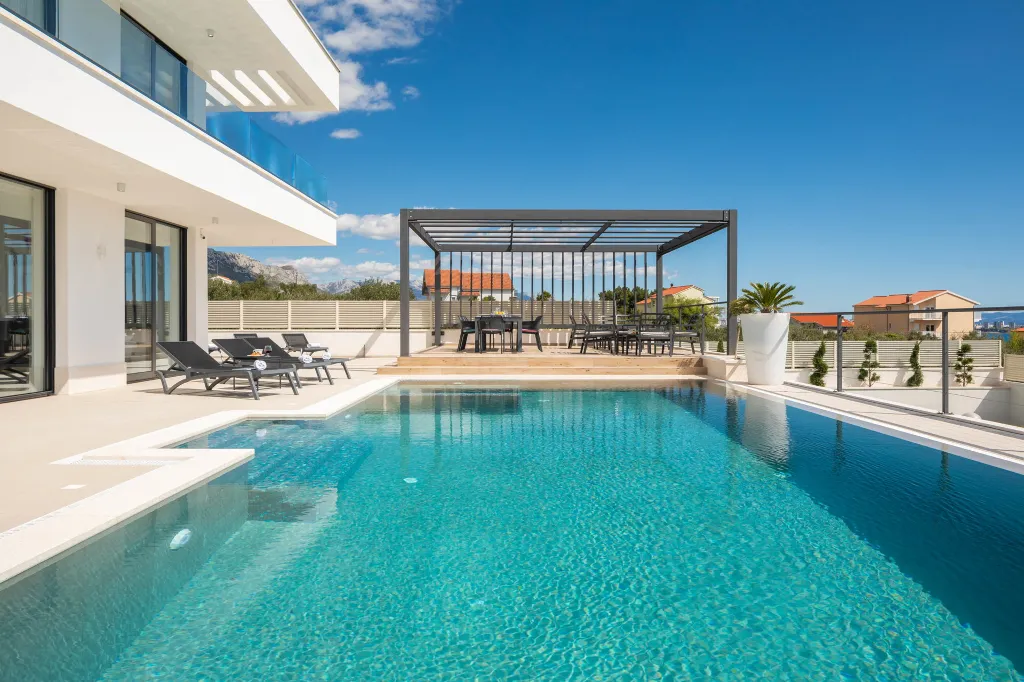 Modern 6-Bedroom Villa with Pool in Kaštel Kambelovac