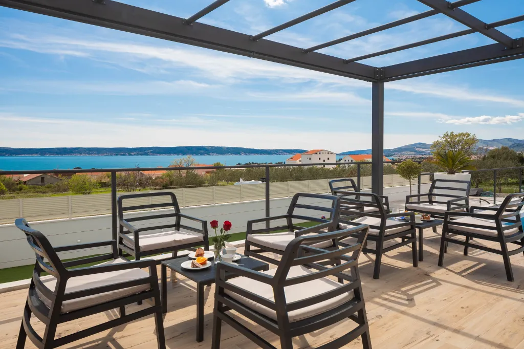 Modern 6-Bedroom Villa with Pool in Kaštel Kambelovac