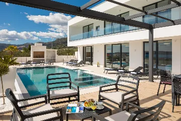 Modern 6-Bedroom Villa with Pool in Kaštel Kambelovac