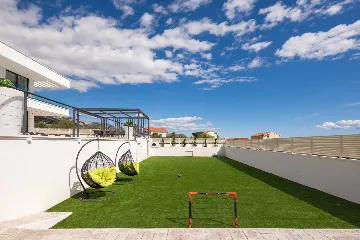 Modern 6-Bedroom Villa with Pool in Kaštel Kambelovac