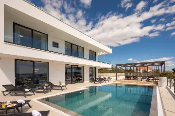 Modern 6-Bedroom Villa with Pool in Kaštel Kambelovac