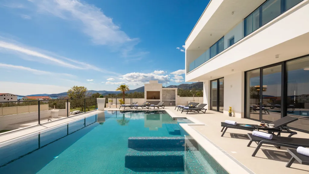 Modern 6-Bedroom Villa with Pool in Kaštel Kambelovac