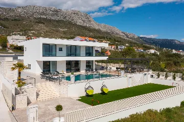 Modern 6-Bedroom Villa with Pool in Kaštel Kambelovac