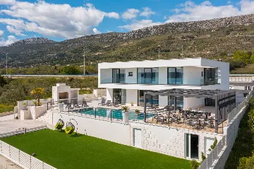 Modern 6-Bedroom Villa with Pool in Kaštel Kambelovac